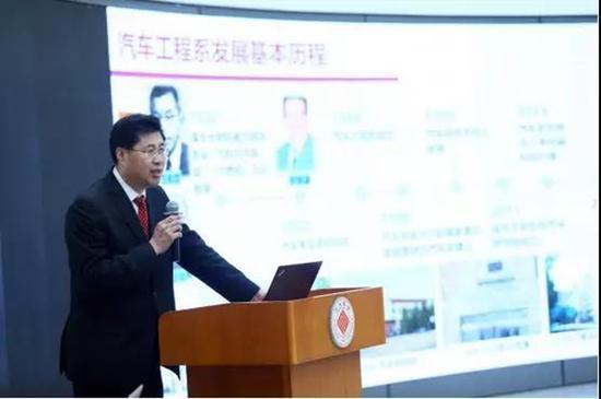 汽车工程系主任杨殿阁教授在校学术委员会汇报