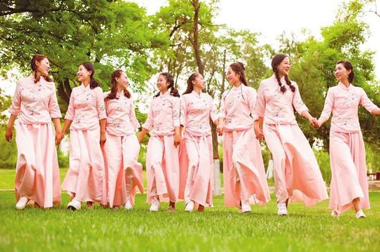 图为326宿舍8位女生在毕业前夕拍摄的合影。(通讯员 摄)