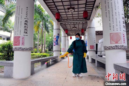 南宁市沛鸿民族中学工作人员对该校民族文化长廊进行消杀。 蒋雪林 摄