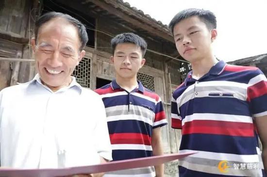 接过儿子的大学录取通知书,父亲赵忠其脸上笑开了花。
