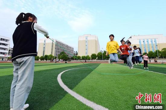 4月13日,江西省赣州市会昌县第三中学高三学生用趣味游戏进行减压。 朱海鹏 摄