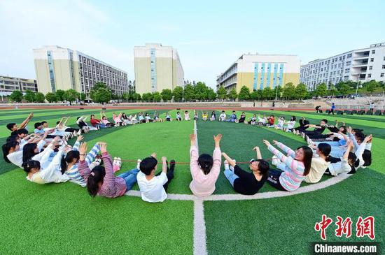 4月13日,江西省赣州市会昌县第三中学高三学生用趣味游戏进行减压。 朱海鹏 摄