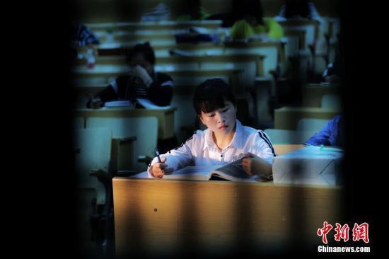 资料图:实习生正在整理一天的实习知识。 裴蕾 摄