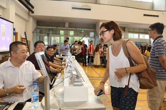 研究生新生报到现场试点推出了人脸识别迎新报到服务。 复旦大学 供图