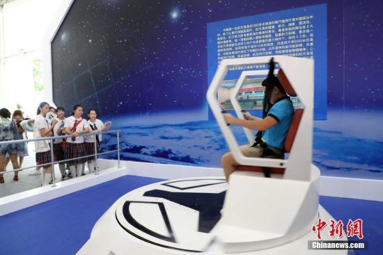 资料图:香港学生体验航天员的训练方式。中新社记者 洪少葵 摄