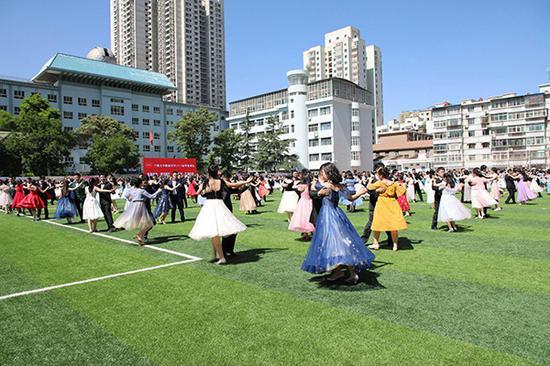 兰州大学附属中学毕业典礼,学生们齐跳华尔兹 受访者供图