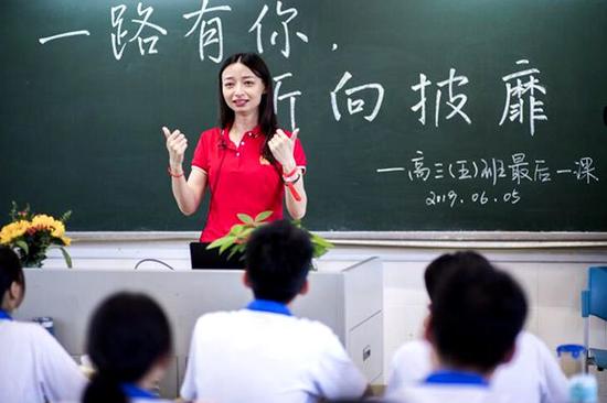 在最后一课上,班主任给考生们竖起了大拇指,祝福他们高考成功。