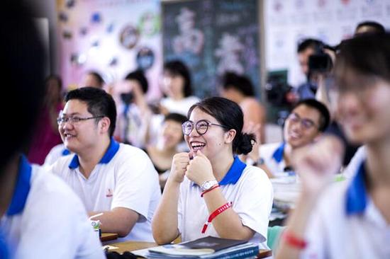 老师幽默的语言引起了学生阵阵笑声。