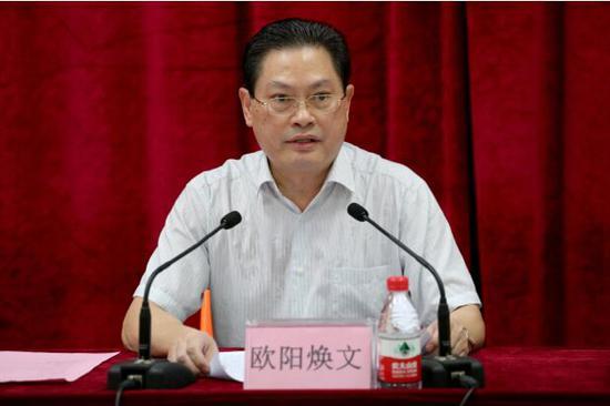▲德能教育首创者欧阳焕文校长在2019届毕业典礼上寄语毕业生
