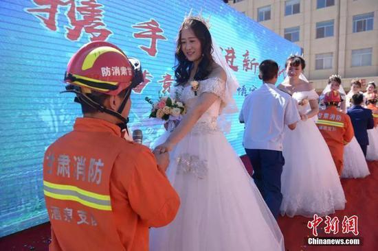 资料图:消防员集体婚礼现场。杨文斌 摄