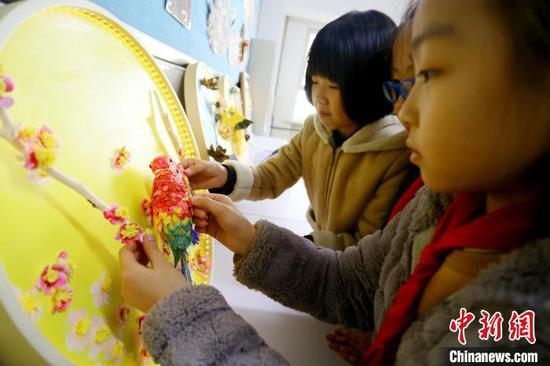 图为花鸟纸雕作品展示。 高展 摄