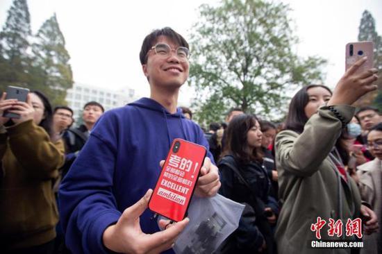 图为11月24日,国考考生在南京林业大学考点等候进场。中新社发 苏阳 摄 图片来源:CNSphoto