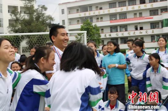 刘秀祥和学生们在一起 受访者供图