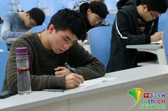 大学生在参加考试。中国青年网通讯员 任月 摄