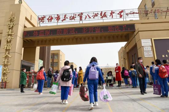 喀什市东城第八初级中学的初三学生返回学校(3月15日摄)。新华社记者 丁磊 摄