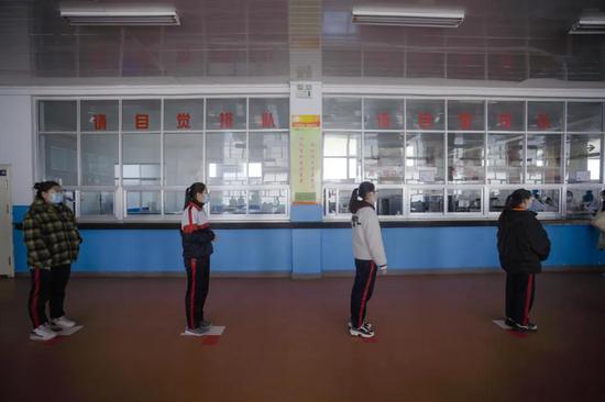 3月14日,青海省海北州第一高级中学学生正在餐厅排队取餐。新华社记者 吴刚 摄