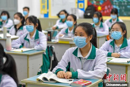 海南华侨中学教室里每套桌椅单独摆放,课桌间隔1米左右。 骆云飞 摄