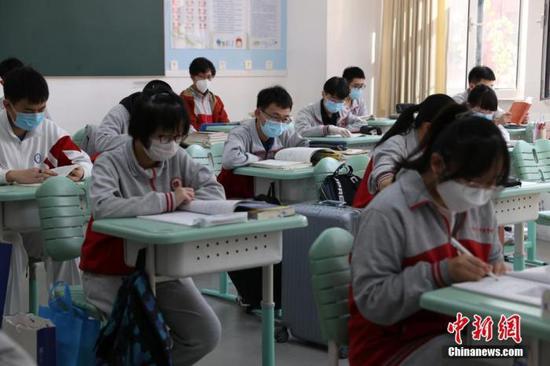 资料图:北京某校学生在教室内学习。 中新社记者 蒋启明 摄