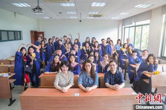 法学院研究生毕业合影。 校方提供