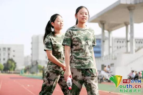 图为姐姐黄瑶(右)和妹妹黄晶(左)在大一时拍的军训照。受访者供图