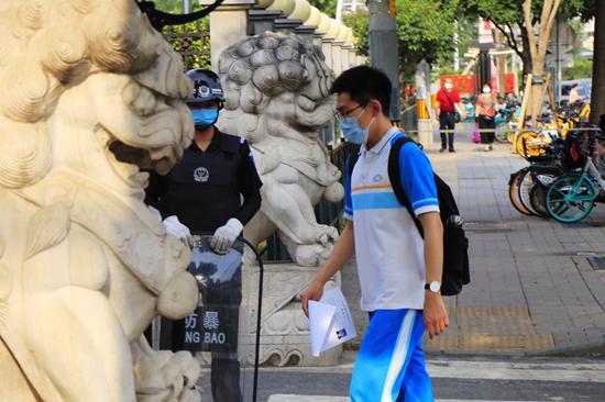 6月20日,北京,高三英语听力机考如期进行。高三学生步入学校参加考试。视觉中国供图