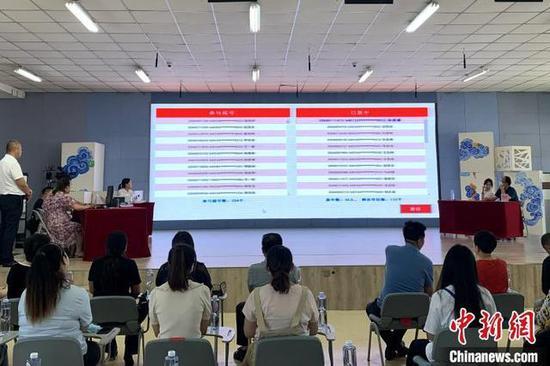 宁夏2020年首场民办学校摇号现场。 李佩珊 摄