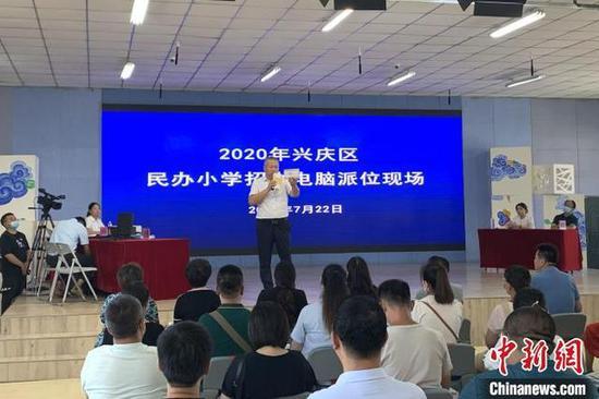 “摇号”开始前,教育部门工作人员现场展示已密封的报名表。 李佩珊 摄