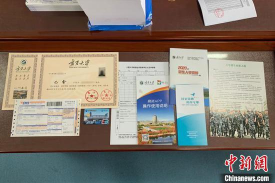 宁夏高校2020年寄出的首份录取通知书及相关入学材料。 李佩珊 摄