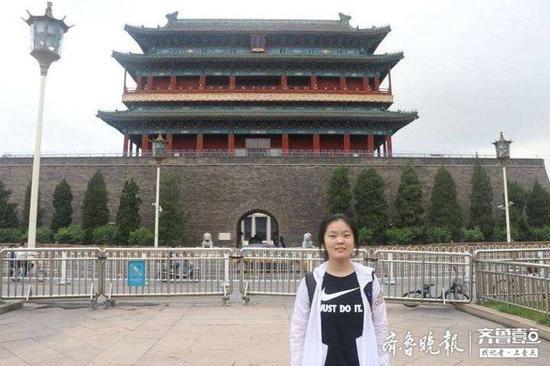 韩忆飞在北京参加物理竞赛时拍照留念。