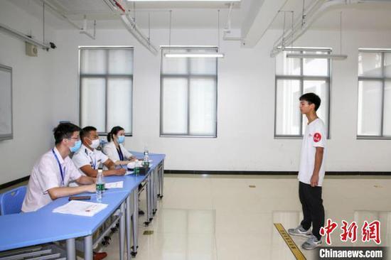 面试现场。 刘嫄 摄