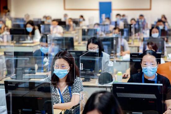 7月16日上午,浙江大学紫金港校区的高考阅卷现场。图/IC