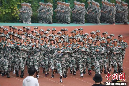 大学生们昂首阔步走来。 泱波 摄