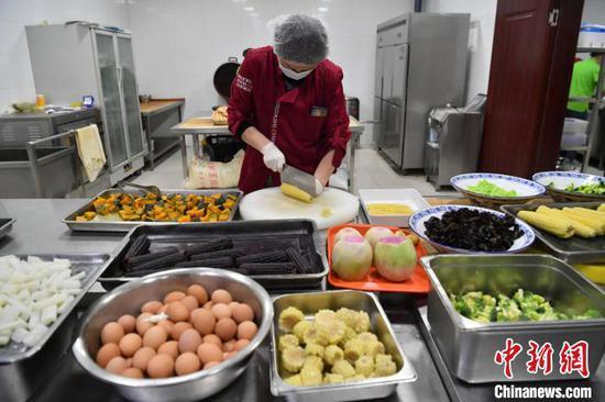 食堂工作人员在准备减脂餐。 张瑶 摄