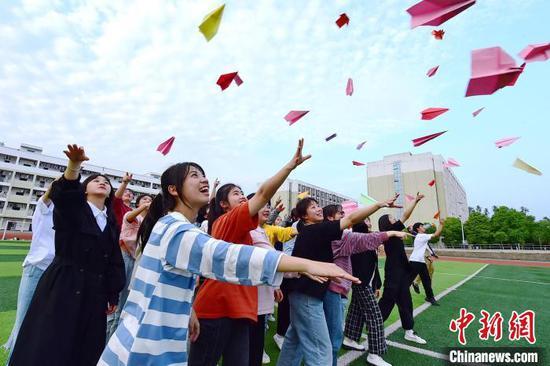 4月13日,江西省赣州市会昌县第三中学高三学生用趣味游戏进行减压。 朱海鹏 摄