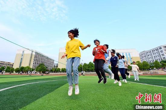 4月13日,江西省赣州市会昌县第三中学高三学生通过跳绳进行减压。 朱海鹏 摄