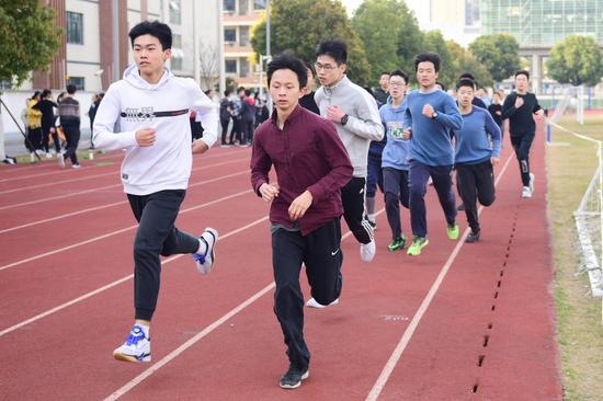 ↑校园长跑,资料图。图据视觉中国