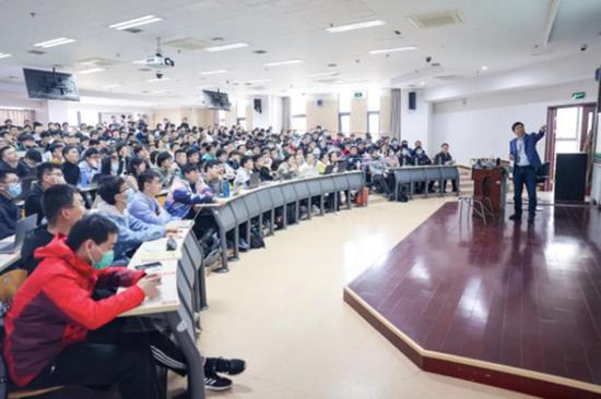 朱松纯教授在北大授课。 北大官方微信公众号 图