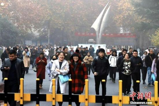 资料图:考生走出国考考场。中新社记者 王中举 摄