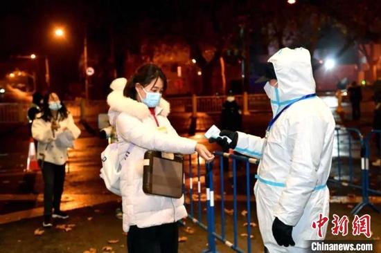 志愿者协助查验考生入场凭证。 西北工业大学供图
