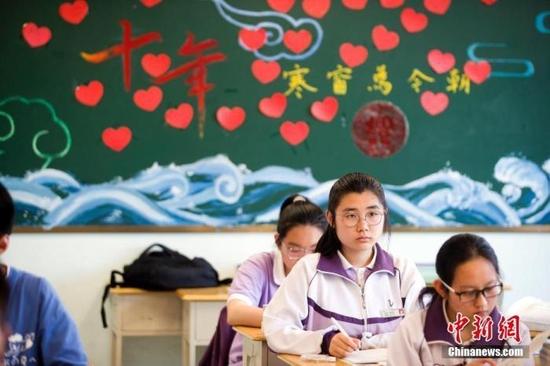 资料图:山西太原第二外国语学校的高三学子们在学校内上课备战高考。 中新社记者 张云 摄