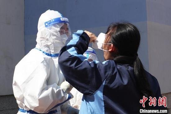学生在校园内接受核酸检测 苍雁 摄