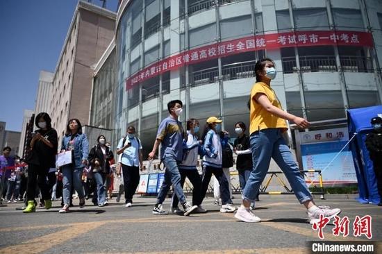 图为呼和浩特市第一中学考场,考生结束语文考试,走出考场。 刘文华 摄