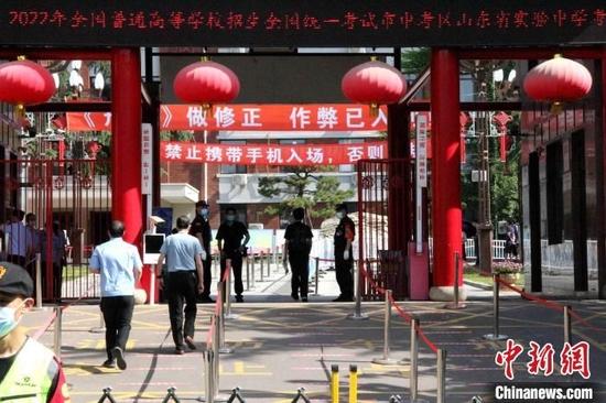 6月7日,山东济南一处高考考点现场。 孙婷婷 摄