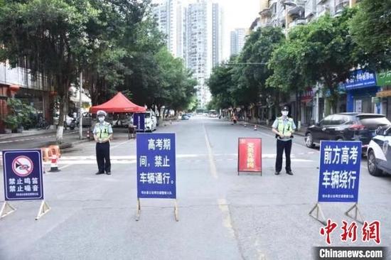 高考路段交通管制。 邻水县委宣传部供图