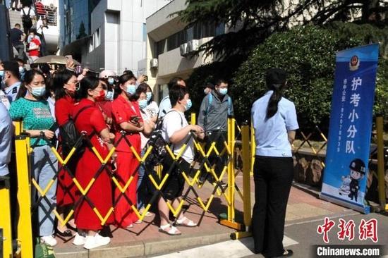 6月7日,山东济南一处高考考点外家长送考。(资料图) 孙婷婷 摄