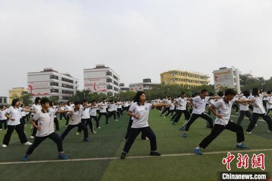 图为福绵镇第二初级中学十八路荘武术操。 蒋雪林 摄