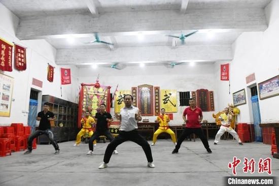 图为罗夏(右二)在三社村武馆练习十八路荘。 蒋雪林 摄