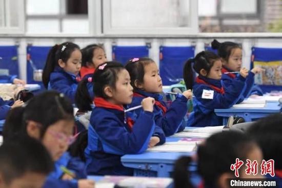 浙江一小学学生在上课 王刚 摄