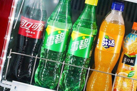 可口可乐等产品(图片拍摄:界面新闻 匡达)