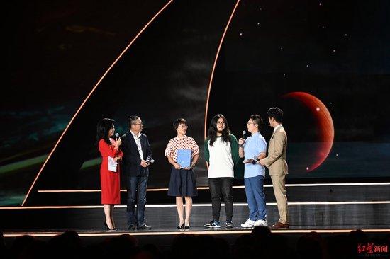 ▲科幻大会开幕式上,教师胥敏和学生们与刘慈欣展开跨越10年的对话